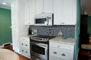 Penny Round Azul Glossy styled in a finished room